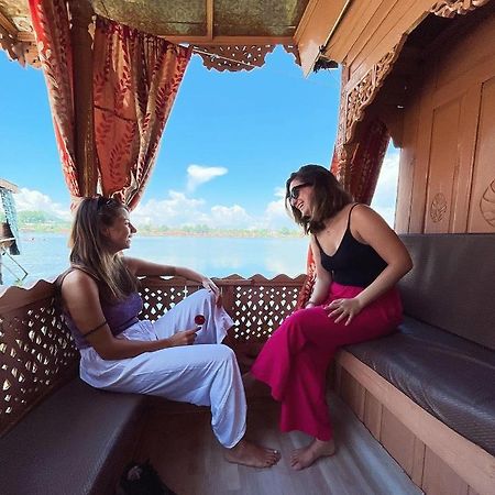 Floating Young Gulshan Houseboat Srīnagar Extérieur photo