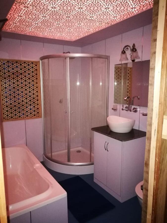 Floating Young Gulshan Houseboat Srīnagar Extérieur photo
