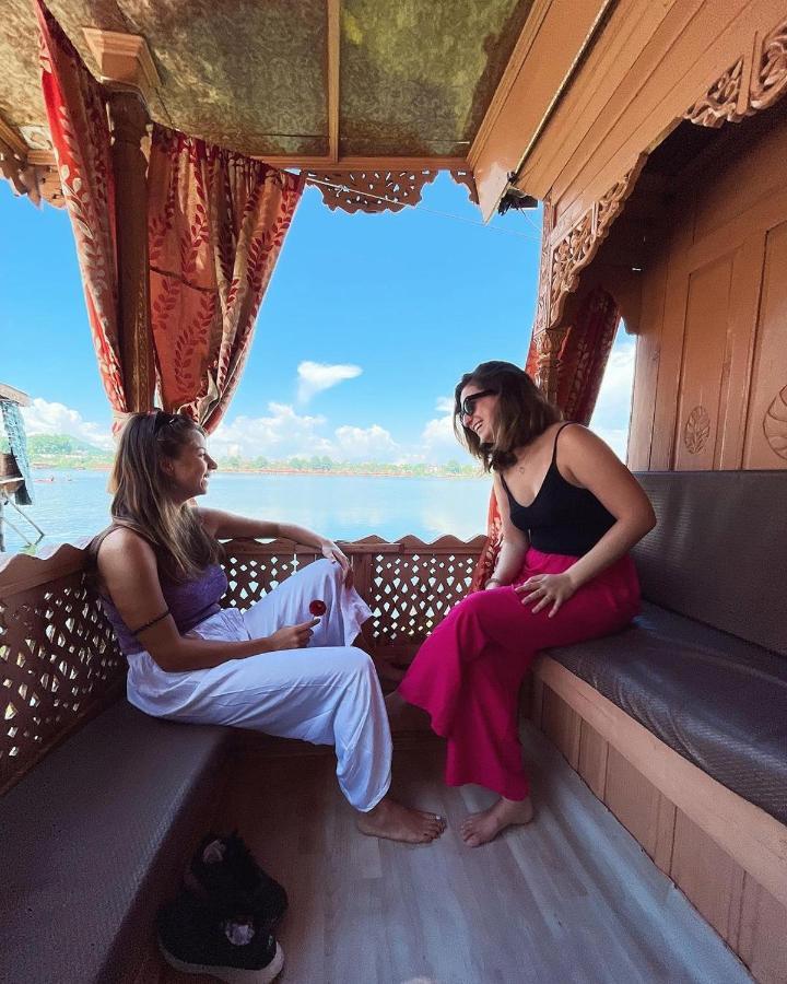 Floating Young Gulshan Houseboat Srīnagar Extérieur photo